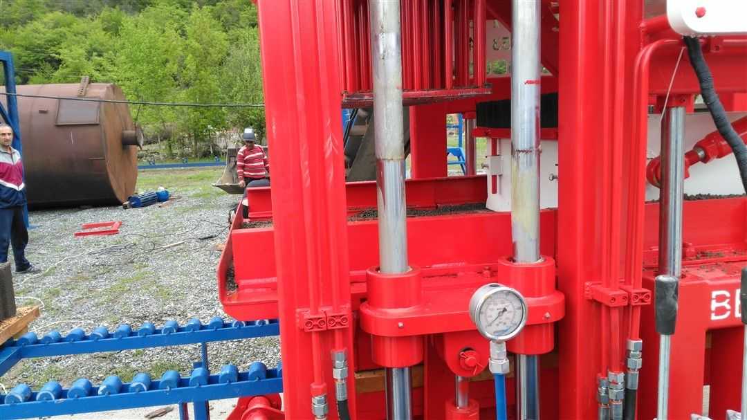 Block_machine_for_producing_concrete_hollow_blocks.jpg