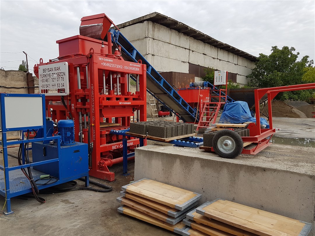 Concrete-Block-Making-Machine-For-Producing-Concrete-Blocks.jpg