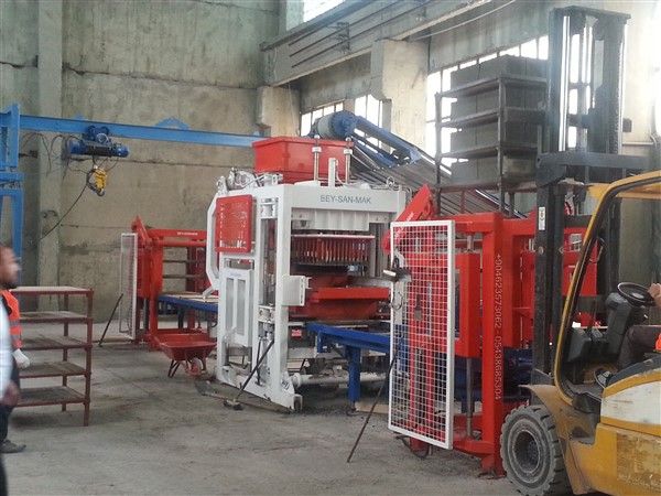 Concrete_block_making_machine.jpg