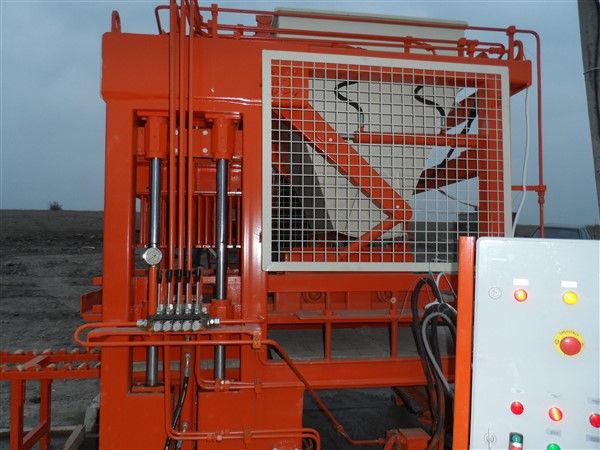 Concrete_hollow_block_making_machine.jpg