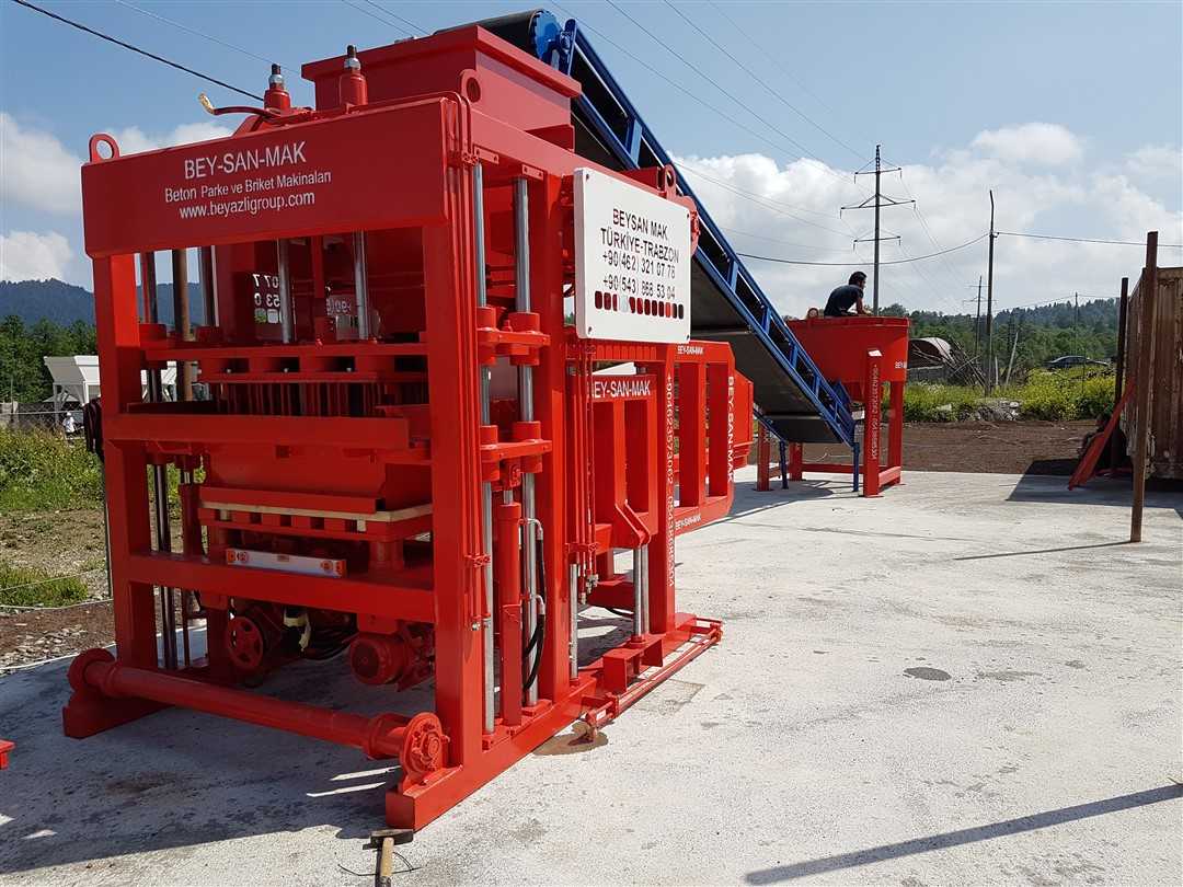 Hollow_and_paving_block_making_machine.jpg