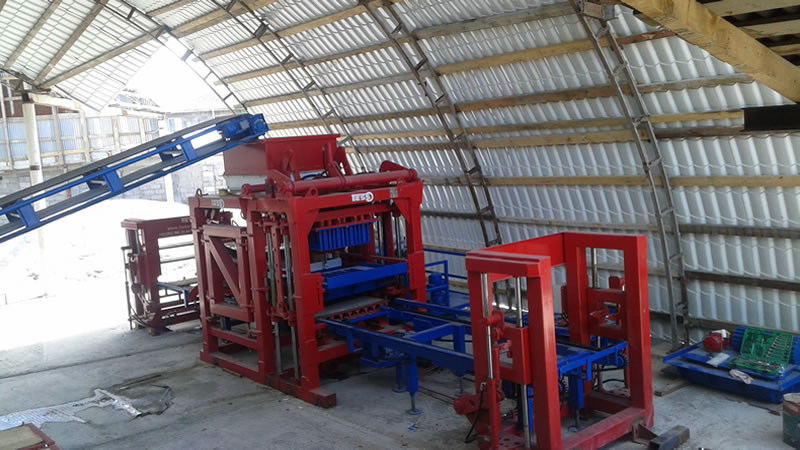 Продам вибропресс для производства шлакоблоков по низким ценам concrete_block_making_machine_set_up.jpg