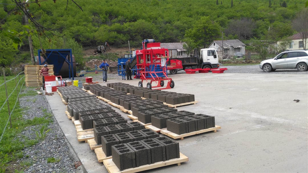 Купить вибропресс для производства бетонных блоков concrete_hollow_blocks.jpg