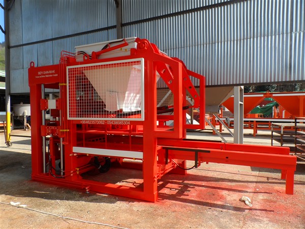 hollow_block_making_machine_side_view.jpg