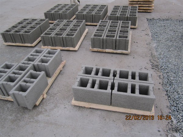 hollow_concrete_blocks_over_the_pallet.jpg